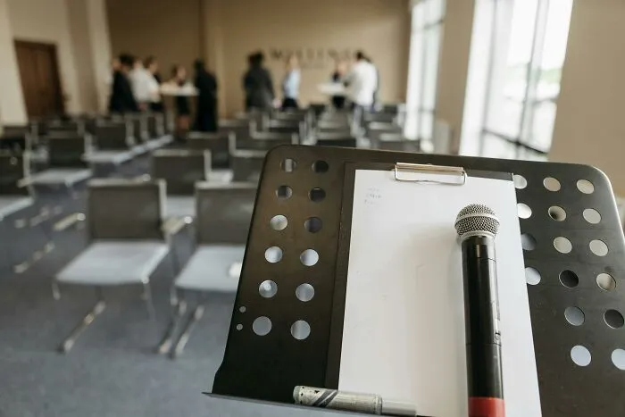 People Reveal 39 Professions That Would Be Dealbreakers In A Potential Partner