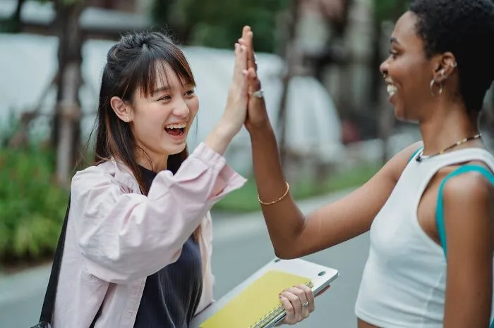 30 Small Ways To Tell If Someone Is A Truly Good Person, According To The Internet