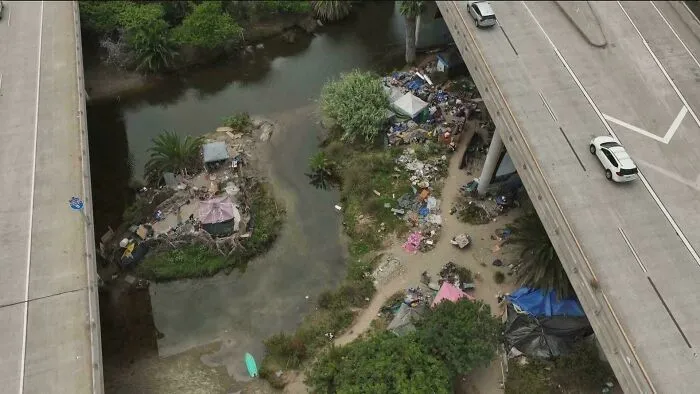 Campamento de personas sin hogar junto al río en San Diego