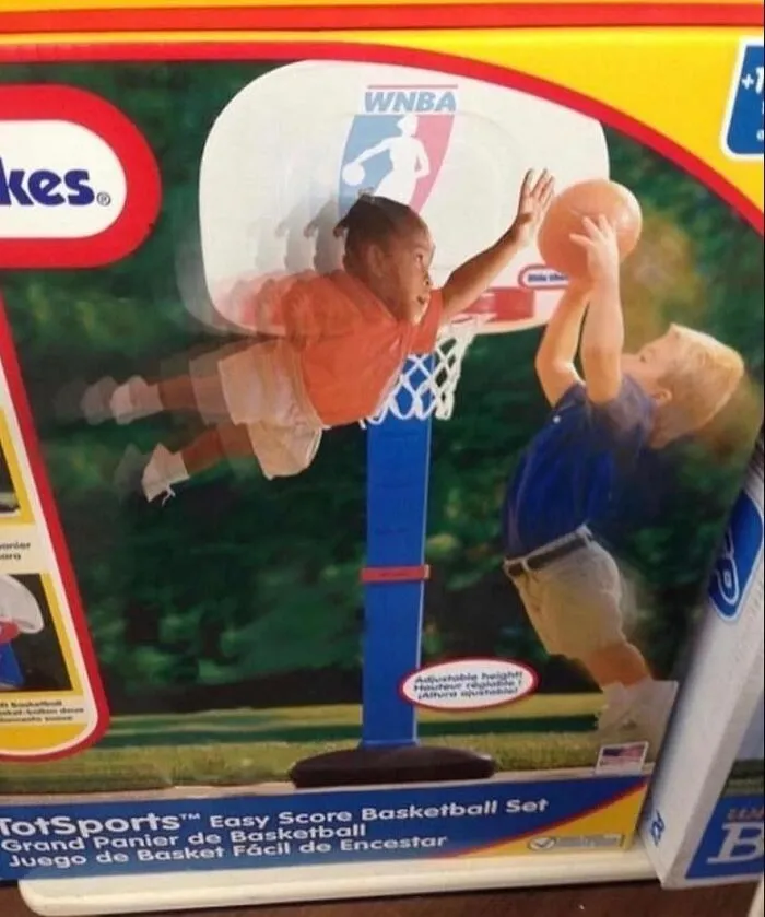 Niños jugando baloncesto con set infantil que va fuerte en acción y movimiento capturado en imagen divertida.