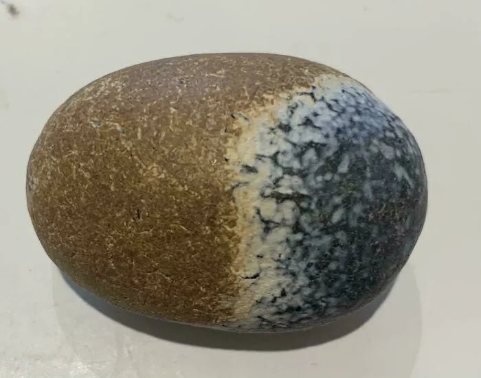 Piedra que vi en la playa y parece tener una playa en ella