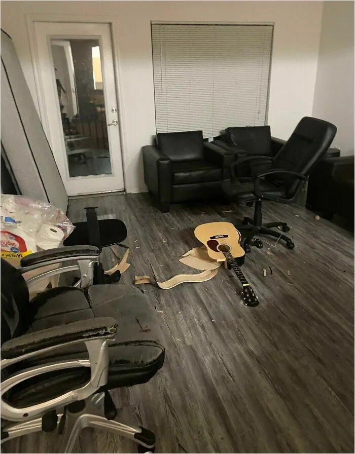 Dejé mi apartamento durante un mes por culpa del Covid. Volví y encontré esto, el aire acondicionado a 40º, el grifo abierto, la puerta de atrás abierta de par en par y el compañero de piso se había mudado.