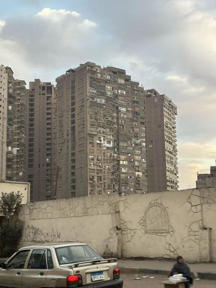 Edificios altos deteriorados en un entorno urbano, simbolizando el "infierno urbano" construido por humanos.