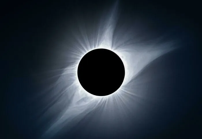 Combiné 12 exposiciones para capturar la corona solar durante el eclipse total. Hice todo lo posible por capturar cómo se veía realmente el momento en el cielo.