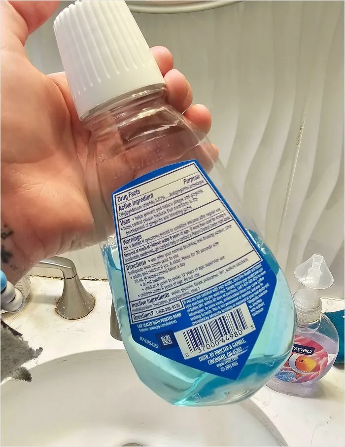 Mi compañero de piso usó mi enjuague bucal y sustituyó lo que usó por agua