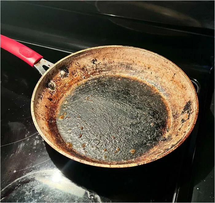 El compañero de piso de mi novio no lava la sartén cada vez que la usa
