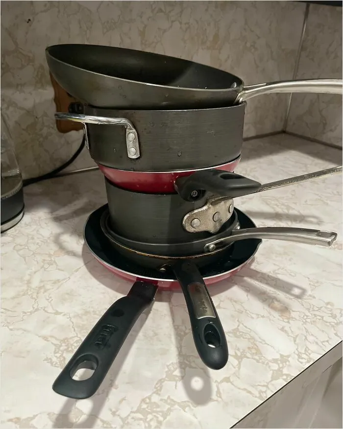 Mi compañero de piso hizo huevos en todas estas sartenes en lugar de sólo lavar una sartén cada vez que hacen huevos. Que alguien me salve de esta pesadilla