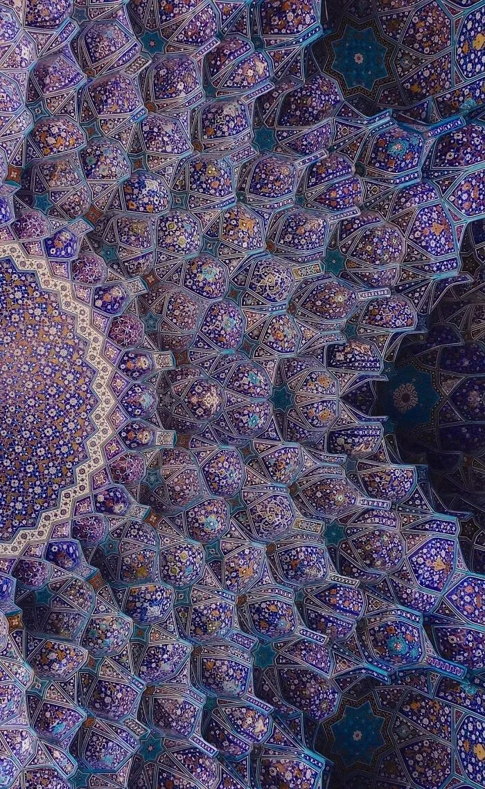 Detalle artístico con patrones geométricos y coloridos en una arquitectura que evoca imágenes sorprendentes con toque de surrealismo.