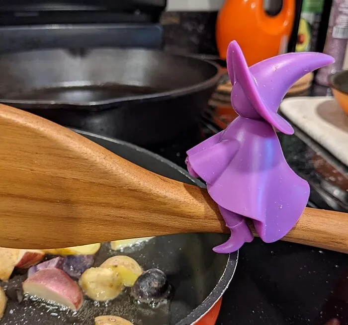  Clip This <a Style="Display:inline;" Href="Https://Www.amazon.com/Agatha-Spoon-Holder-Releaser-Design/Dp/B01n9om1ha?ie=utf8&th=1&linkcode=ll1&tag=bpsquirrel-20&linkid=de17053e7f37452a3ffecde9ac79aec2&language=en_us&ref_=as_li_ss_tl" Target="_blank"><span Style="Font:inherit;color:#d74b1f;"> Spoon Holder </Span> Onto Your Coldron To Keep Your Counters Clean