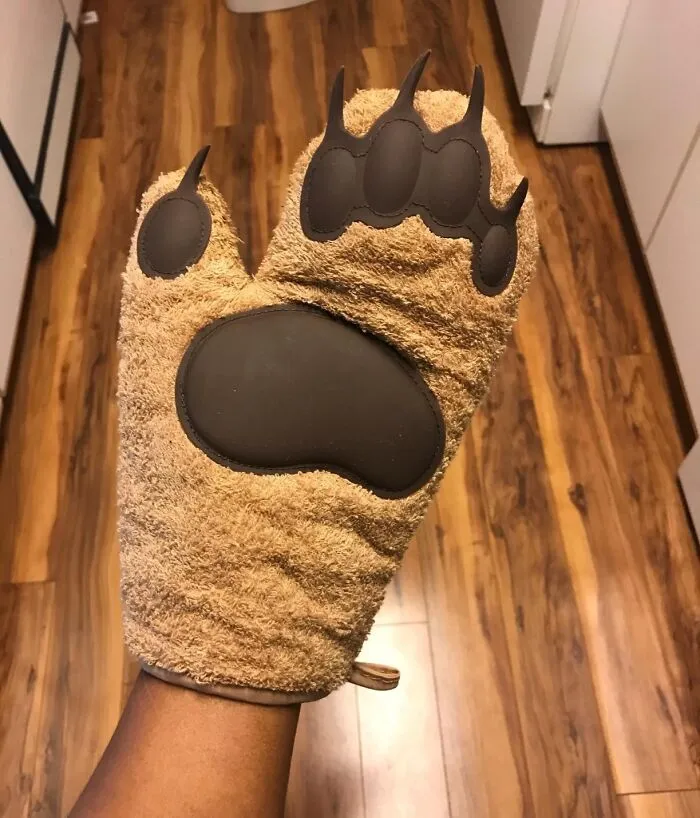 Keep Your Paws Protected With These <a Style="Display:inline;" Href="Https://Www.amazon.com/Fred-Bear-Hands-Oven-Mitts/Dp/B00i0vulxc?ie=utf8&th=1&linkcode=ll1&tag=bpsquirrel-20&linkid=9af76f1d05157c252431b451ef0fd315&language=en_us&ref_=as_li_ss_tl" Target="_blank"><span Style="Font:inherit;color:#d74b1f;"> Bear Claw Over Mitts</Span> 