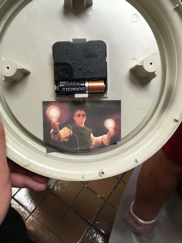 Un compañero de trabajo colocó fotos de sí mismo en lugares al azar cuando renunció. Esta es la parte de atrás de un reloj, y renunció hace 2 años.