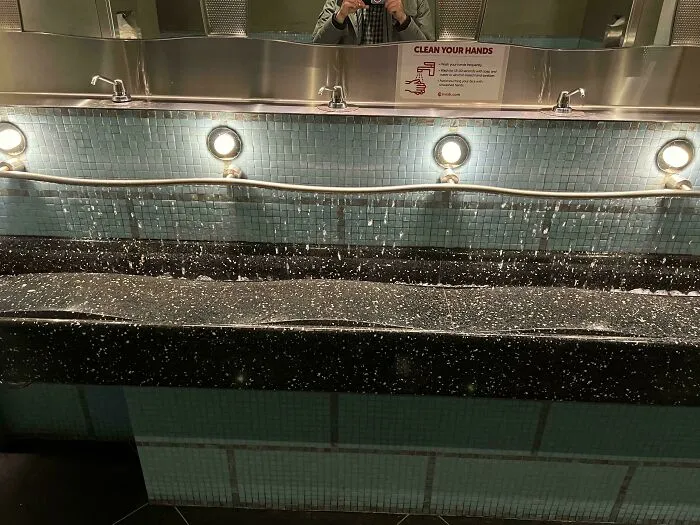 Este lavabo gotea agua como si fuera lluvia, es todo un tubo con agujeros por lo que si una persona lo usa desperdicia agua suficiente para 5 personas y ni siquiera proporciona un chorro constante.