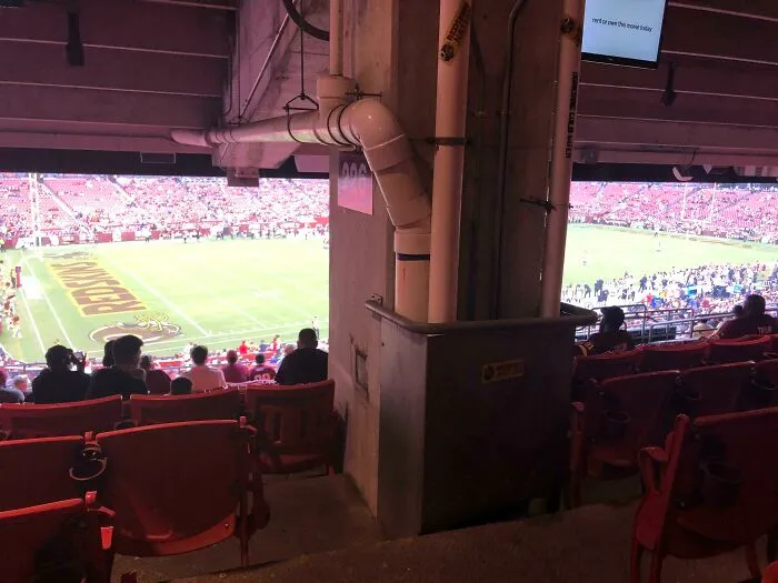 Imagine gastarse 300 dólares en entradas para la NFL, sólo para sentarse detrás de un pilar