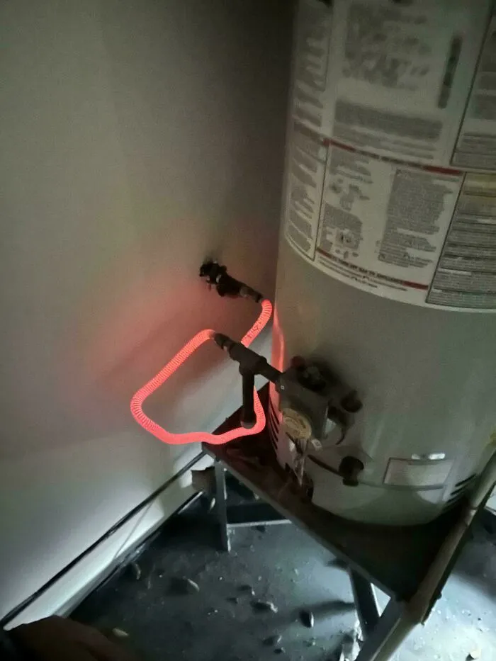 Cuando tu calentador de agua se convierte en la toma de tierra de la electricidad de tu casa