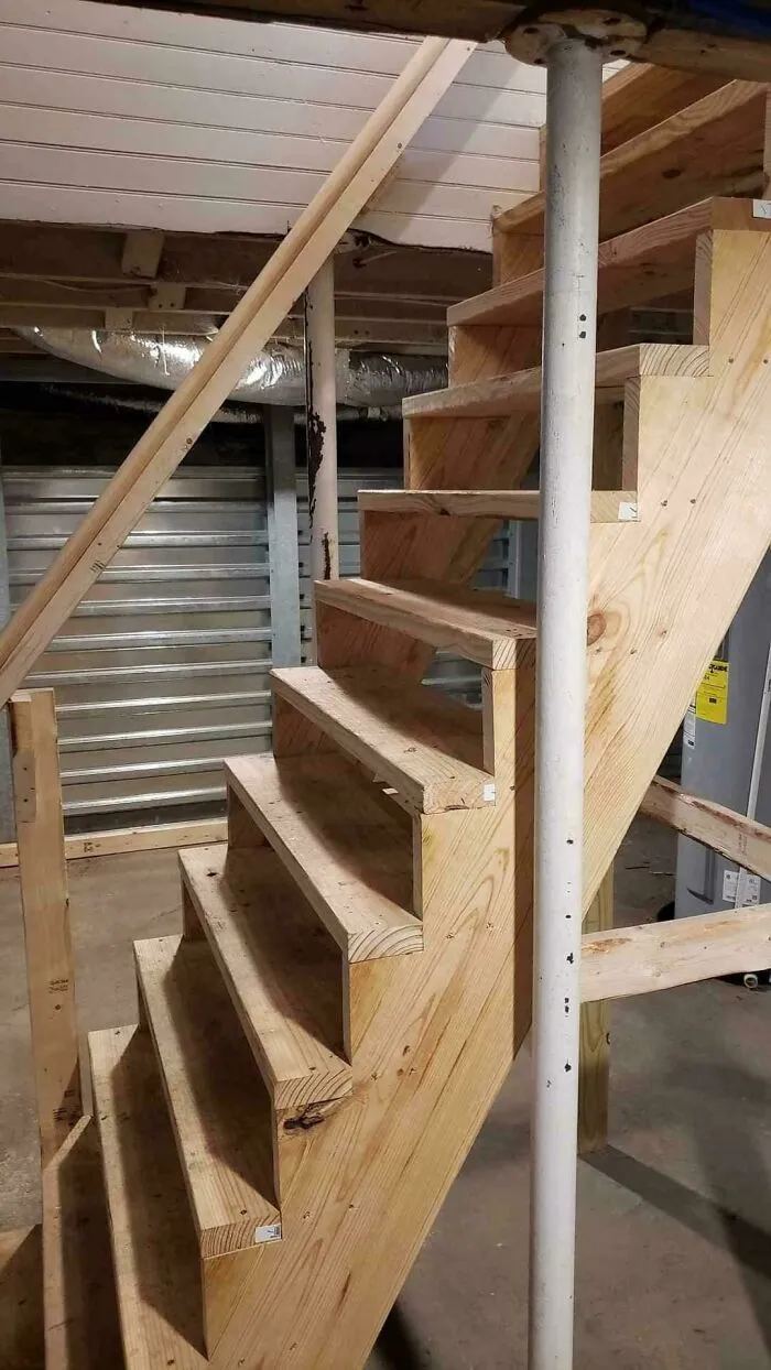 Los peldaños de la escalera están terminados