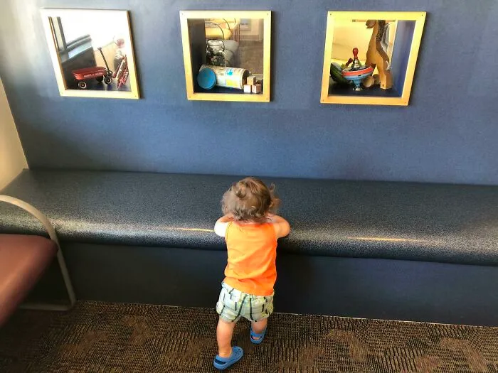 La sala de espera de una clínica pediátrica tiene juguetes protegidos con plexiglás sólo para exhibirlos, pero no para que los niños jueguen con ellos.