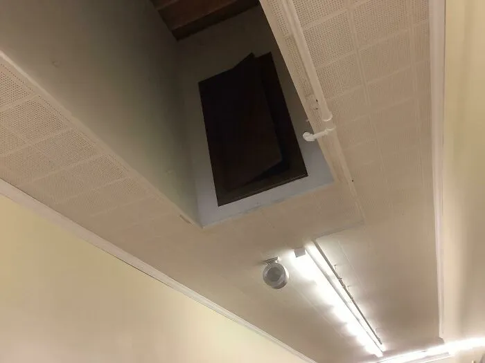 Hay una puerta ahí arriba, esto es un colegio