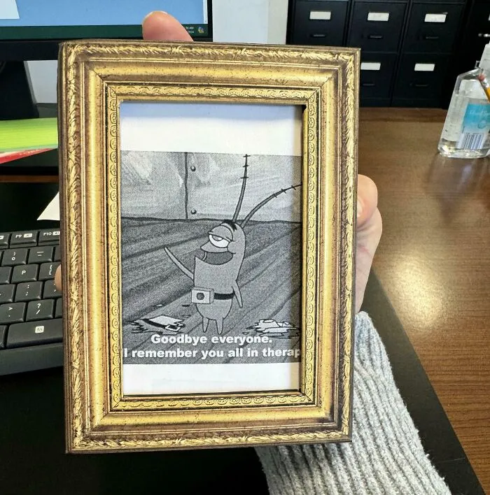He dado mi preaviso de dos semanas en el trabajo. Este es mi mensaje de despedida activo que dejé en mi escritorio