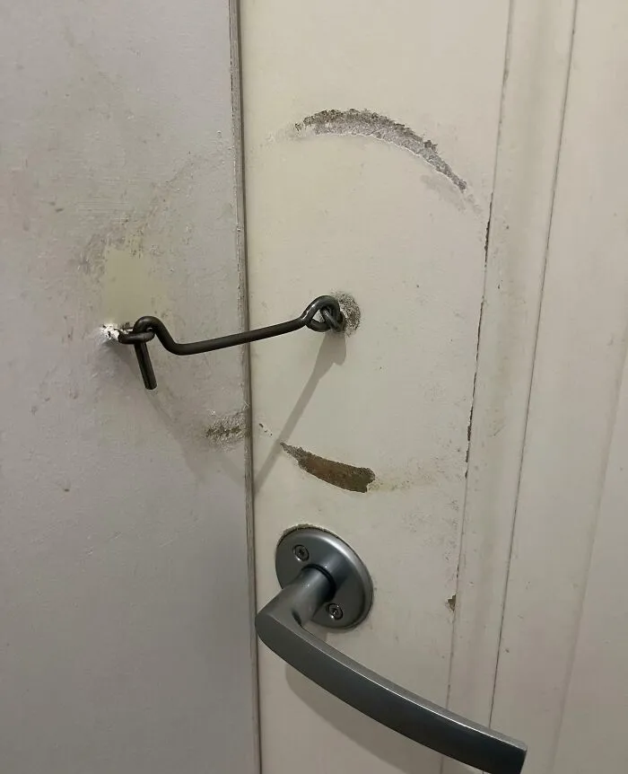 El cerrojo de la puerta