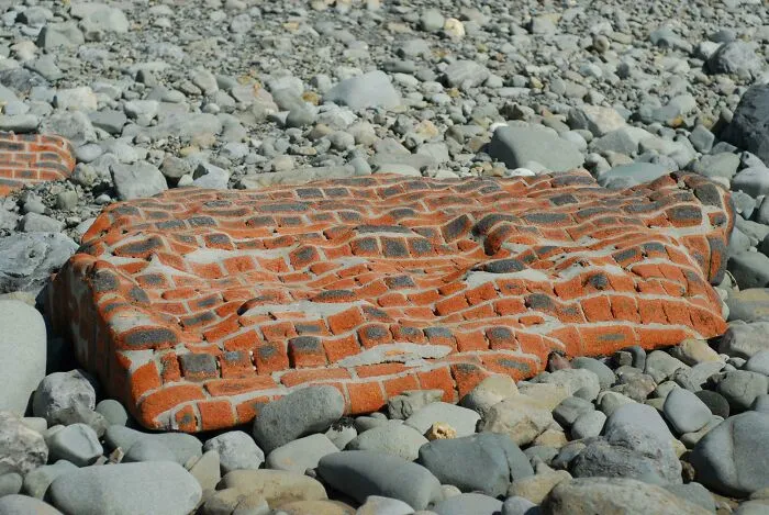 Este muro de ladrillos moldeado por el mar