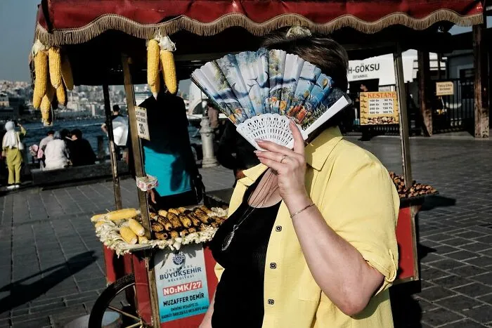 30 Lucky Coincidences Captured In The Streets By This Photographer
