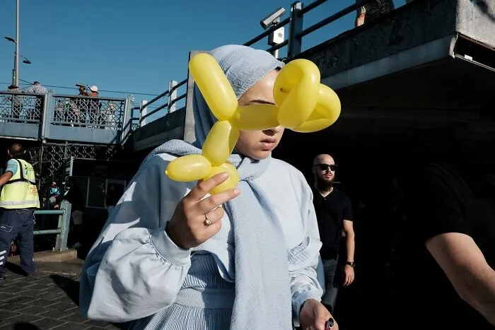 30 Lucky Coincidences Captured In The Streets By This Photographer