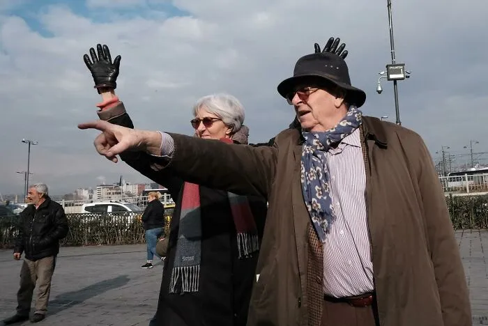 30 Lucky Coincidences Captured In The Streets By This Photographer