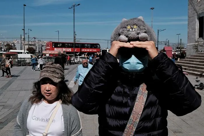 30 Lucky Coincidences Captured In The Streets By This Photographer