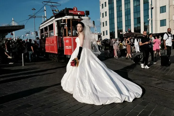30 Lucky Coincidences Captured In The Streets By This Photographer