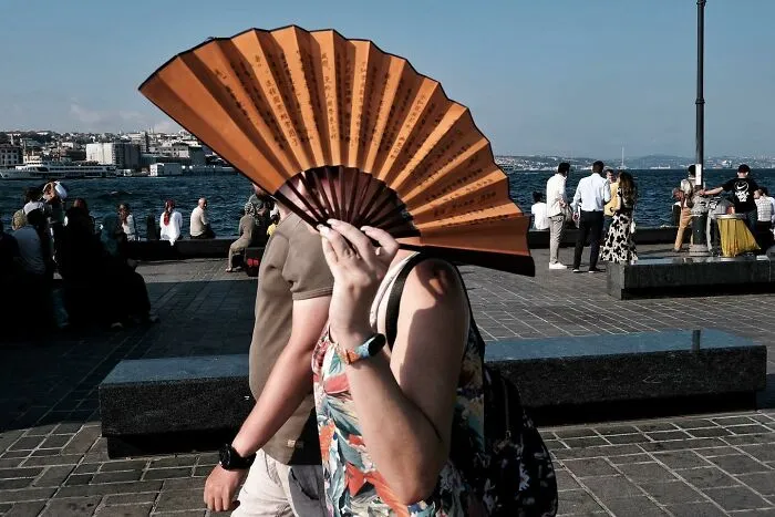 30 Lucky Coincidences Captured In The Streets By This Photographer