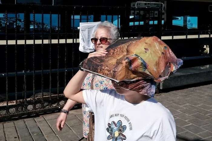 30 Lucky Coincidences Captured In The Streets By This Photographer