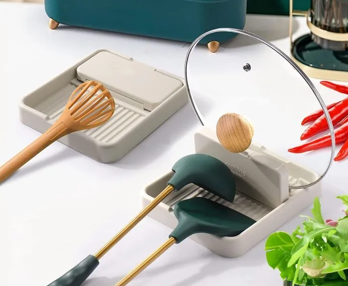 Kitchen Chaos, Meet Your Match: The <a Style="Display:inline;" Href="Https://Www.amazon.com/Dp/B08s76txmy?pd_rd_i=b08s76txmy&pd_rd_w=xt45u&content-ID=amzn1.sym.be5cdf6a-F23a-4168-8100-E5595659876c&pf_rd_p=be5cdf6a-F23a-4168-8100-E5595659876c&pf_rd_r=0tneq649ee906rp5syxw&pd_rd_wg=mkgm2&pd_rd_r=ce038ecb-8b0f-4b12-B6b1-1a297a5626fa&s=kitchen&sp_csd=d2lkz2v0tmftzt1zcf9kzxrhawxfdghlbwf0awm&th=1&linkcode=ll1&tag=bplemon-20&linkid=b7a17c84448388610c64ad7f255e4de5&language=en_us&ref_=as_li_ss_tl" Target="_blank"><span Style="Font: Inherit; Color: #d74b1f;"> Spoon Rest And Lid Holder </Span>. This Clever Contraption Keeps Your Countertops Tidy, Your Spoons From Getting Saucy, And Your Lids From Getting Lost - Adulting Just Got A Little Easier!