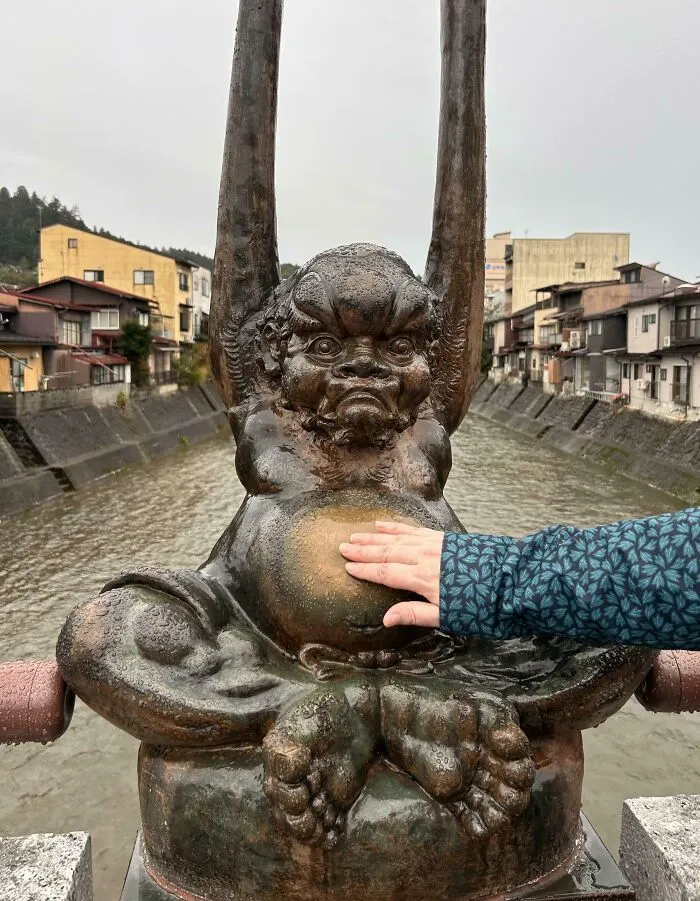Todo el mundo le toca la barriga. Takayama, Japón