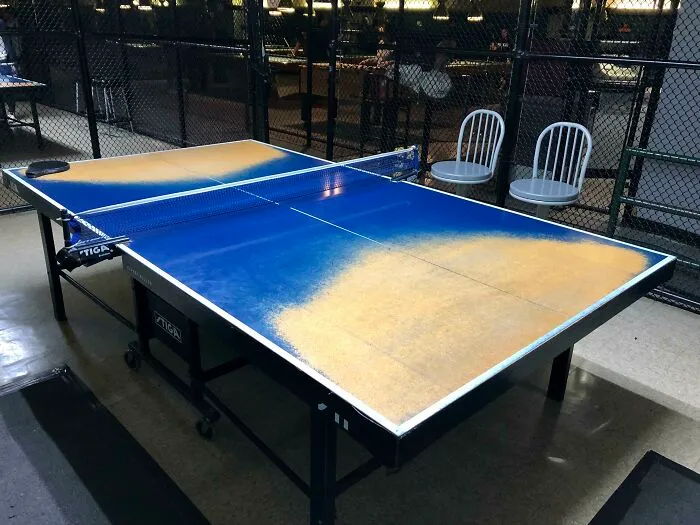 El local en el que juego al ping pong. No han cambiado las mesas en 20 años.