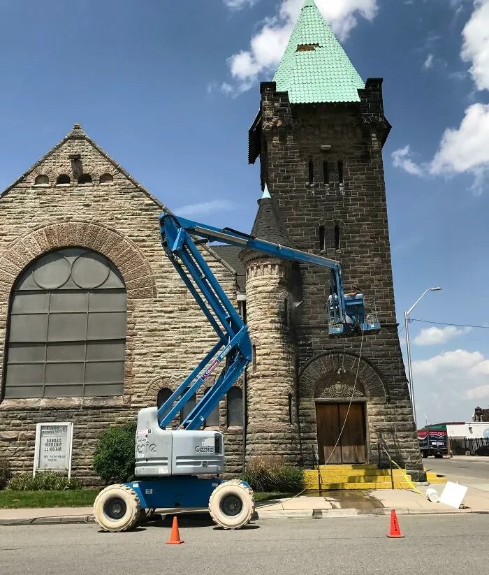 Esta iglesia en Detroit no ha sido limpiado desde que fue construida hace 134 años. Siempre pensé que la piedra era negra