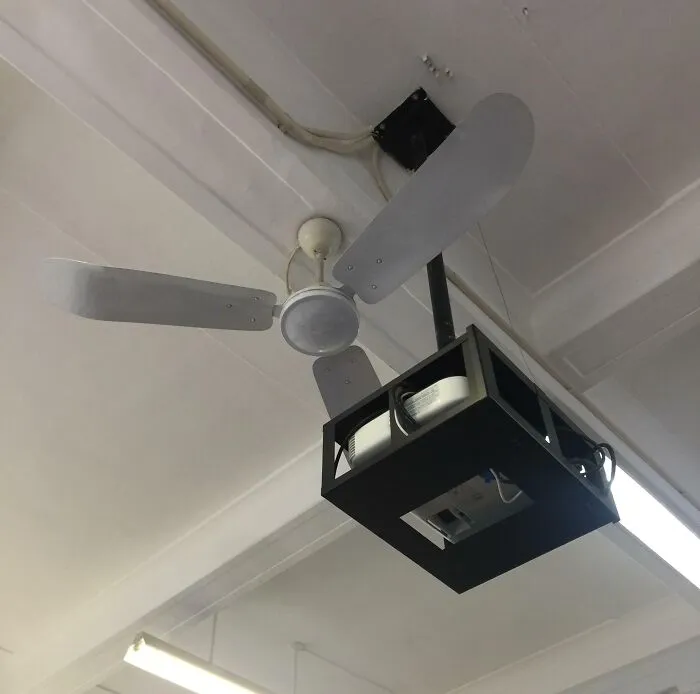 Este ventilador de techo en clase