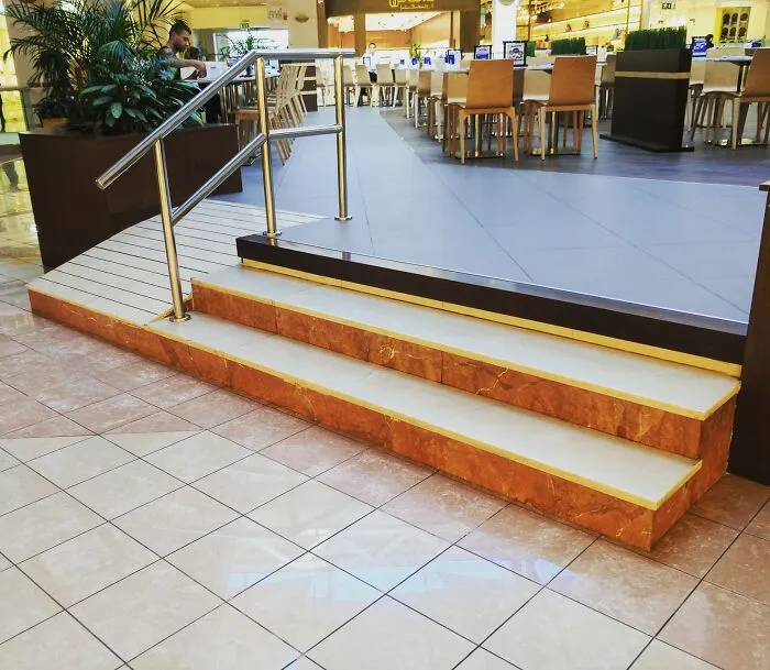 Rampa de acceso inútil en un centro comercial de Dubai