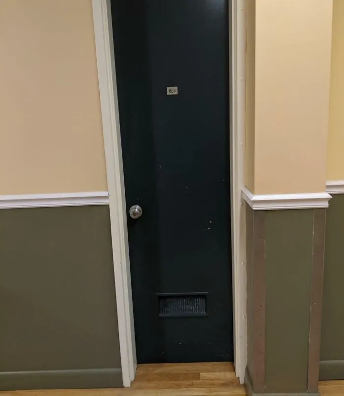 La puerta del baño de hombres de un hospital local. Tuve que ponerme de lado para entrar, no soy un hombre grande.