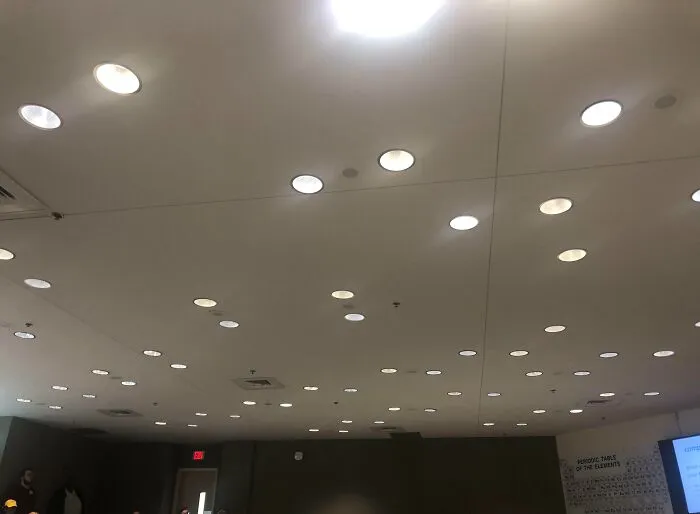 La absurda colocación de estas luces en este aula