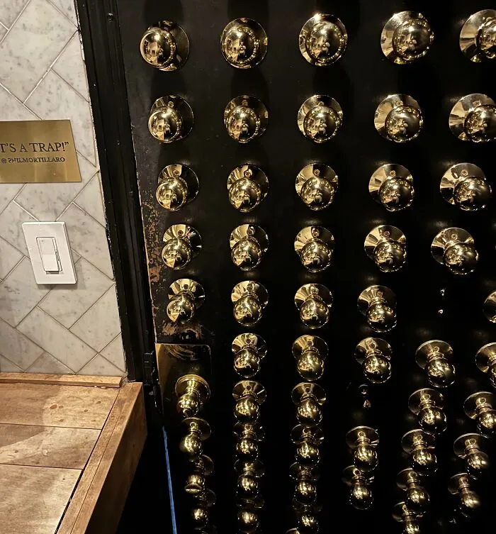 Este es el interior de la puerta del baño en un bar en Nueva York. Después de algunos cócteles, es imposible elegir el correcto en el primer intento.