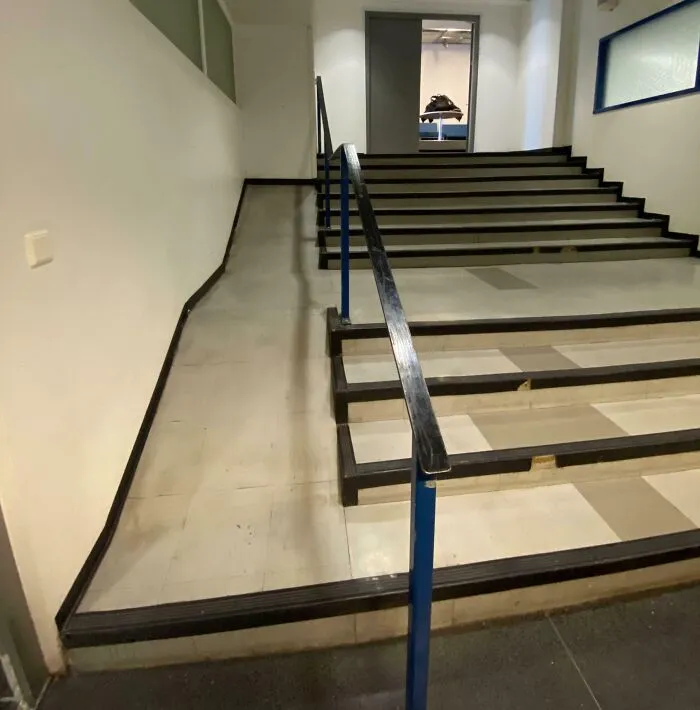 Mi colegio intentó hacer la escalera de la cafetería accesible a los usuarios de sillas de ruedas