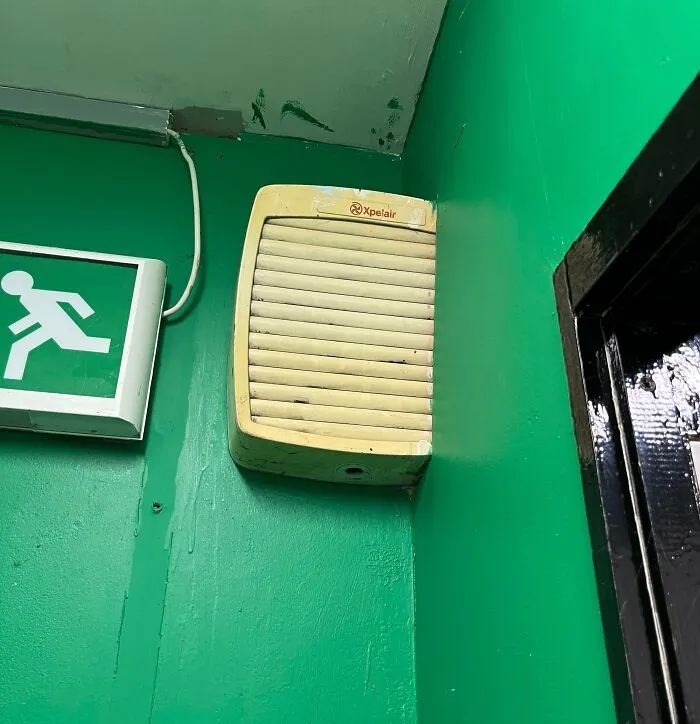 «¿Cortamos la pared o quitamos el ventilador?» «No»