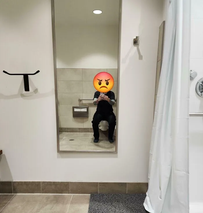 Baño remodelado en el trabajo. Supongo que no había un lugar mejor para poner el espejo de cuerpo entero