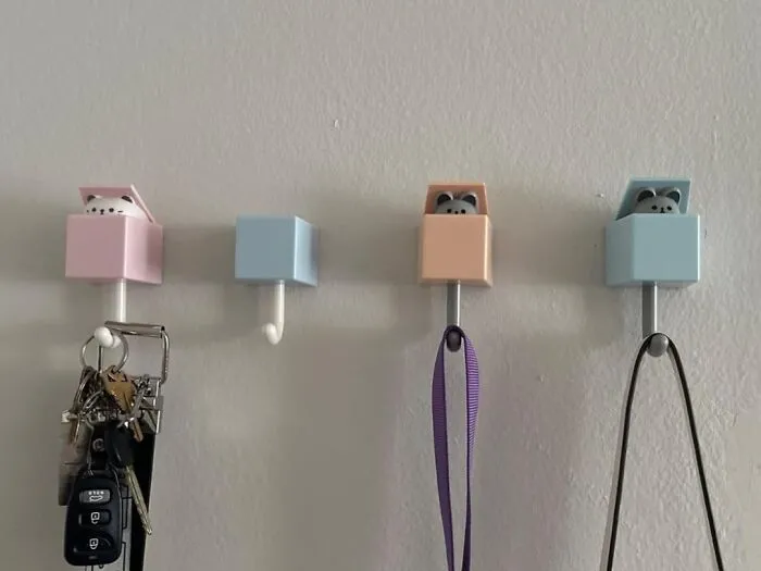Hang Your Stuff And Get A Surprise Side Of Cute With These Clever <a Style="Display:inline;" Href="Https://Www.amazon.com/Fuzskwid-Creative-Adhesive-Mounted-Hanging/Dp/B0bx683r2n?ie=utf8&th=1&linkcode=ll1&tag=bpfig-20&linkid=e46a3962624bc532271dcde9bb8d7524&language=en_us&ref_=as_li_ss_tl" Target="_blank"><span Style="Font: Inherit; Color: #d74b1f;"> Adhesive Hooks </Span> - A Kitty Pops Out To Say Hello (And Judge You For Your Hanging Skills)!
