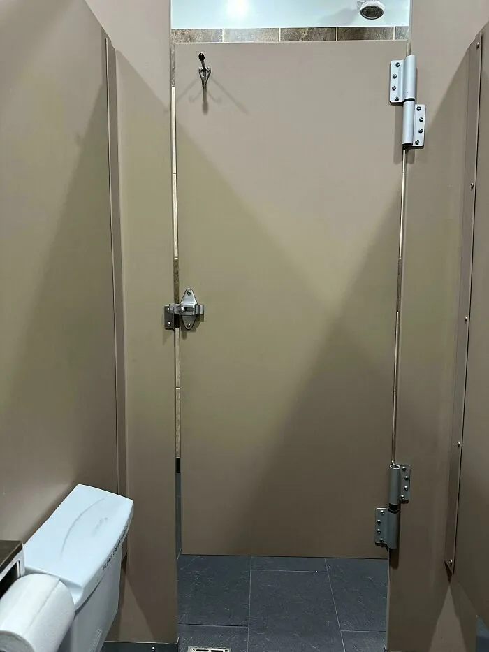 Todos los baños públicos de Estados Unidos parecen ser así: ¿para qué molestarse en tener una puerta si no te cubre?