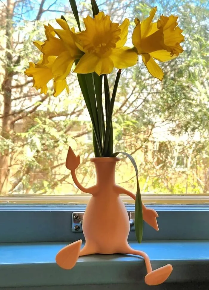 There Is No Time For Bad Vibes At The Office With This <a Style="Display:inline;" Href="Https://Www.amazon.com/Peleg-Design-Florino-Friendly-Flowers/Dp/B01n5gt63i?ie=utf8&th=1&linkcode=ll1&tag=bphawk-20&linkid=44848d0f2a592cbec1b380ff471cc767&language=en_us&ref_=as_li_ss_tl" Target="_blank"><span Style="Font:inherit;color:#d74b1f;"> Friendly Flower Vase </Span> Keeping Things Cheerful