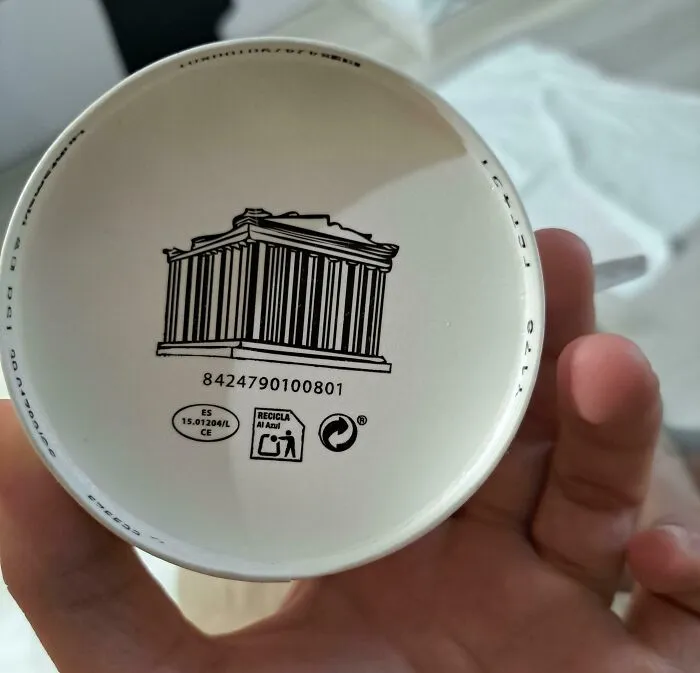 Código de barras en forma del Partenón en un yogur griego