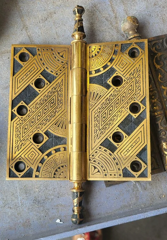 Esta bisagra de puerta Art Deco