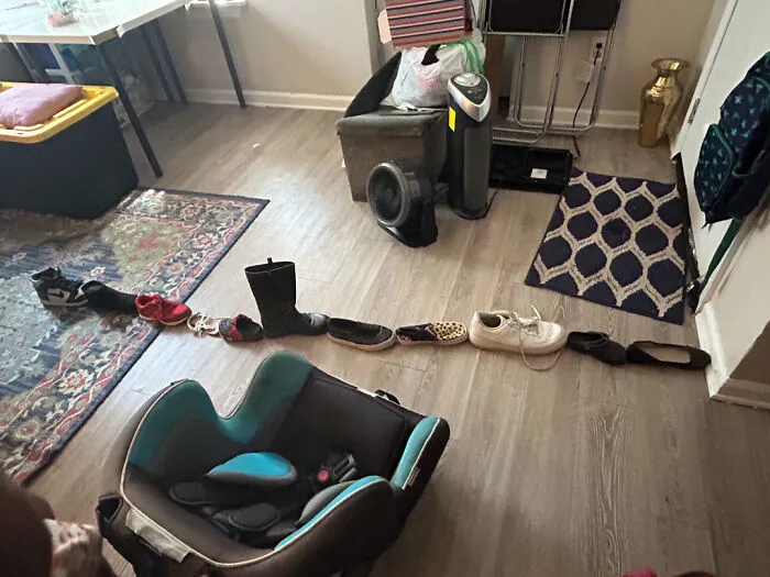 Le pedí a mi sobrino que alineara los zapatos mientras limpiaba
