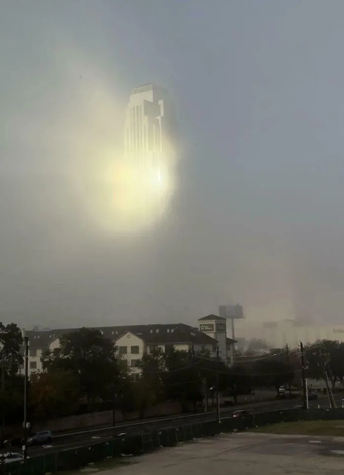 La Torre Williams parece un holograma en la niebla de Houston